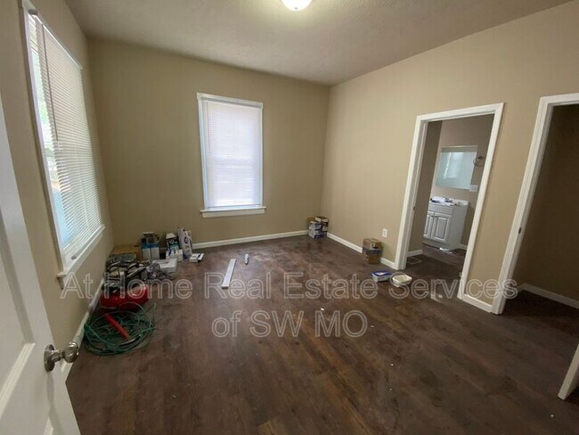 Building Photo - 428 W Lombard St