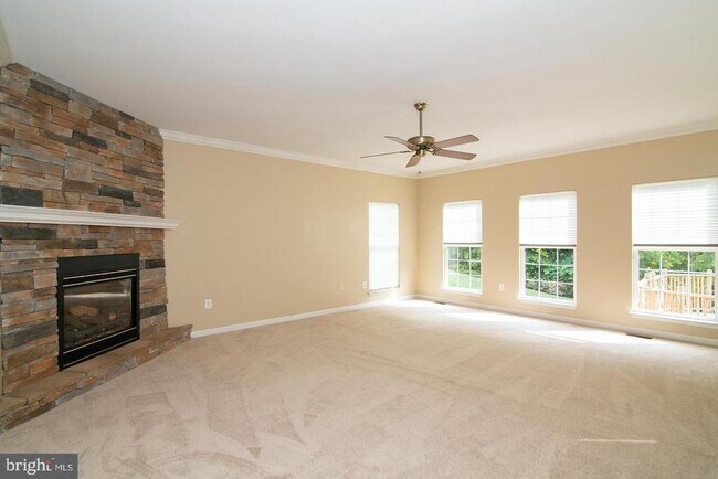 Building Photo - 3018 Desert Palm Ct