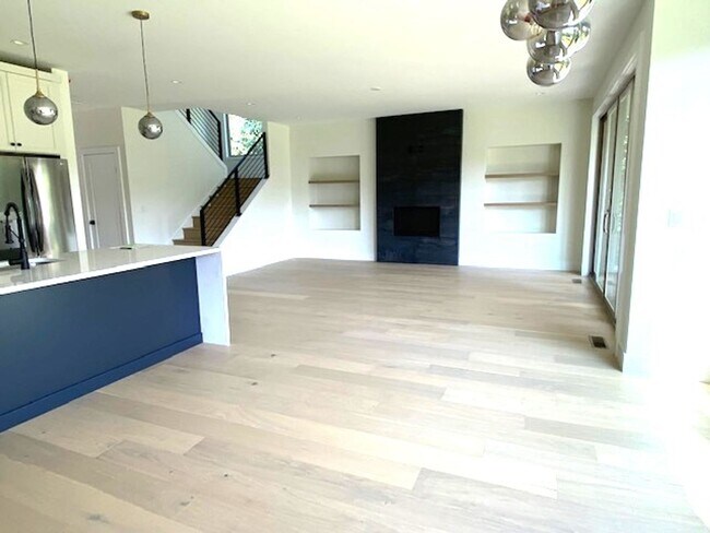 Building Photo - Great home in South Asheville