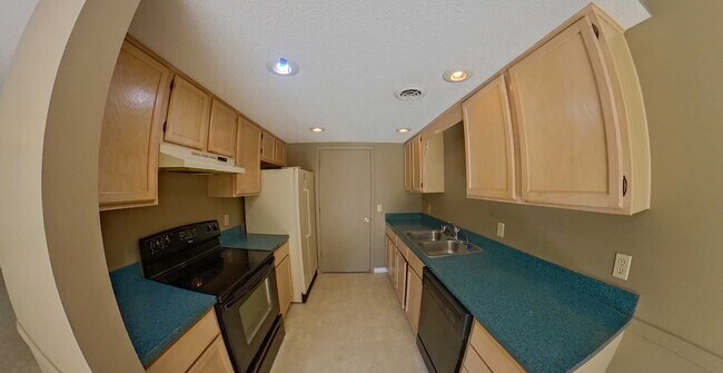 Foto del edificio - 3D Tour Available - West Side + Fenced-in ...