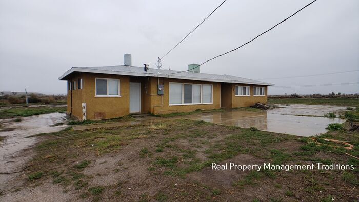 Primary Photo - Quaint - Lake LA Home