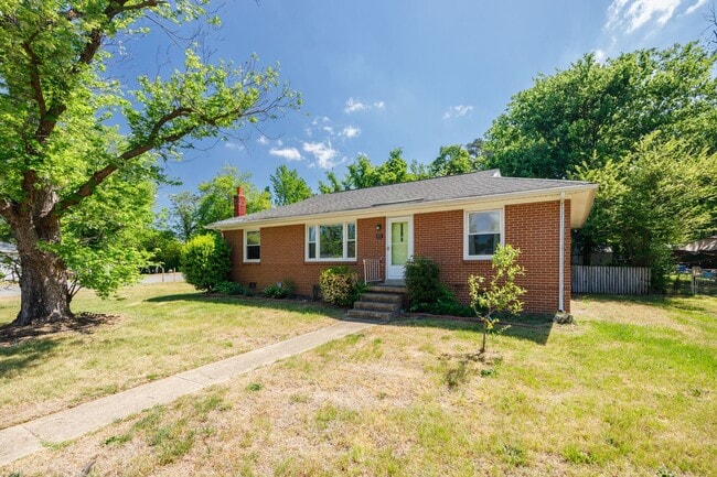 Building Photo - Beautiful 2 Bedroom Corner Lot Property Near Forest Hill Ave ***Available May 2026***