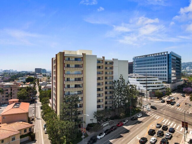 Foto del edificio - 321 S San Vicente Blvd