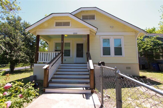 Building Photo - 1301 S 6th St