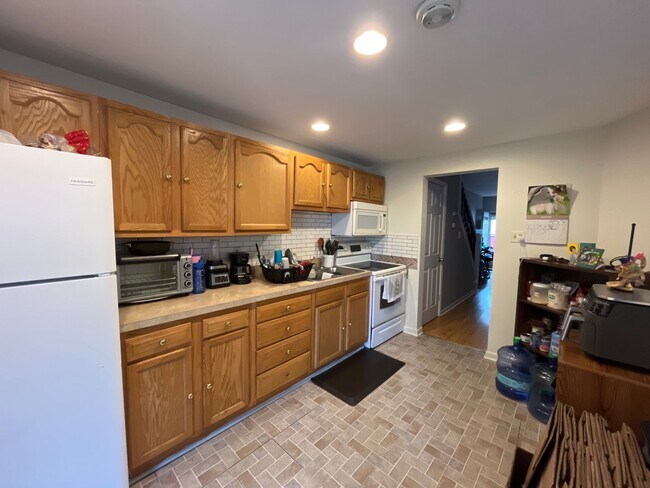 Building Photo - Spacious Allentown 2 bedroom