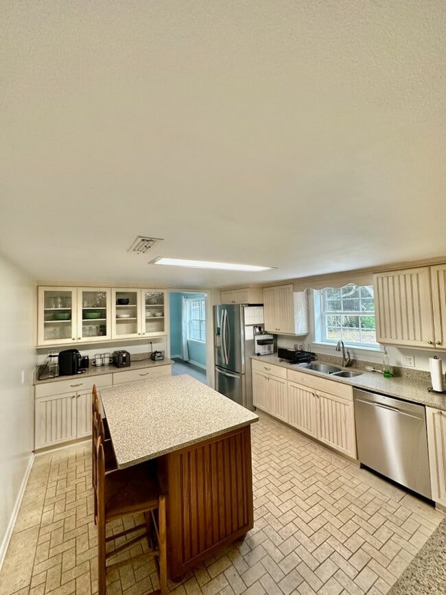 Building Photo - 576 Pocahontas Dr