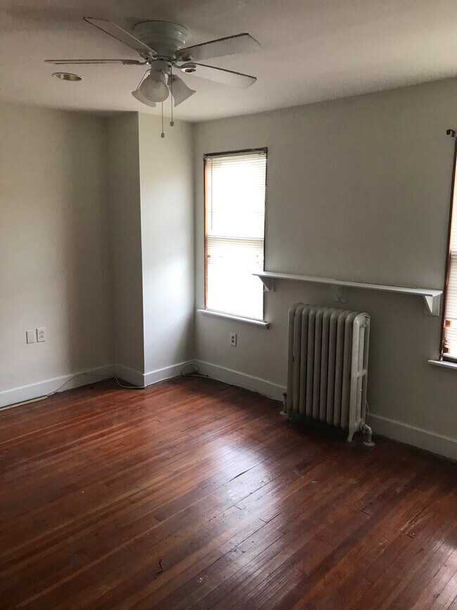 Building Photo - 3 Bed / 2 Full Bath Freshly Restored House...