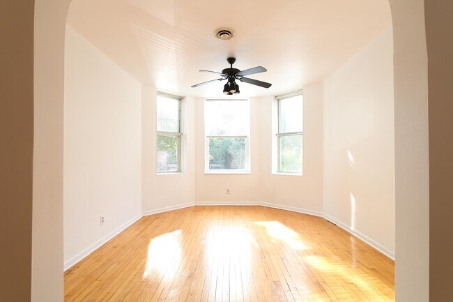 Building Photo - 835 S Laflin St