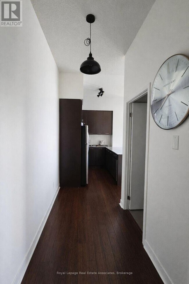 Photo du bâtiment - 365 Prince of Wales Dr