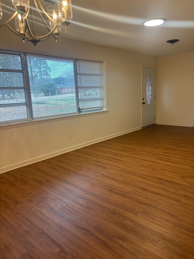 Building Photo - 451 E Dinkins St