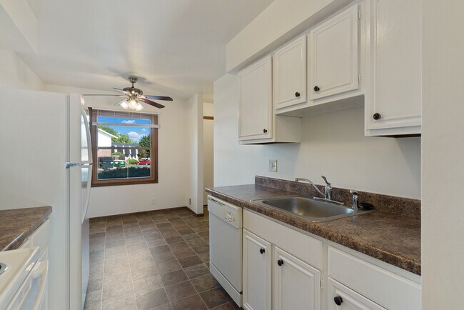 Foto del edificio - 8025 W Crawford Ave