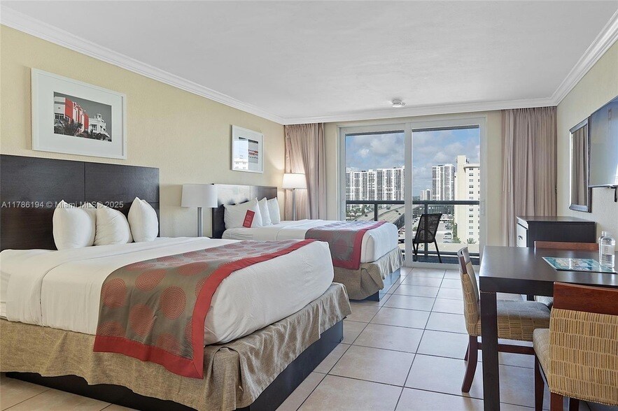 Foto principal - 19201 Collins Ave