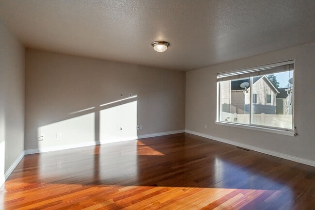 Building Photo - 3 Bed 2.5 Bath with Open Layout, SS Kitche...