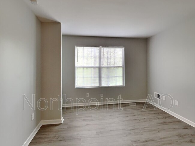 Foto del edificio - 3925 Laurel Brook Way