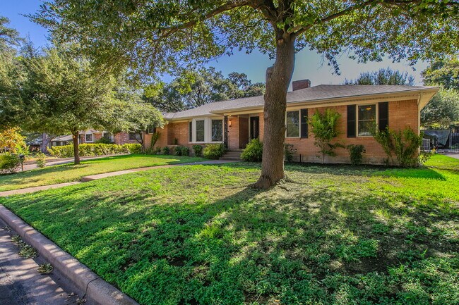Building Photo - 5220 Lake Charles Dr