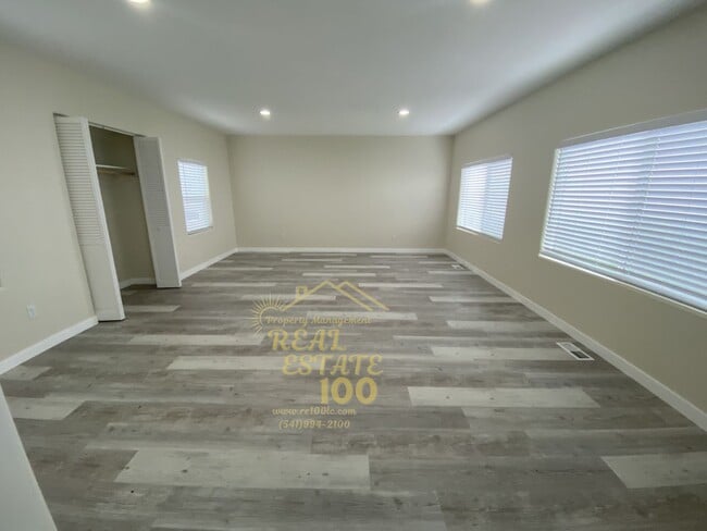 Building Photo - 3429 NW Jetty Ave