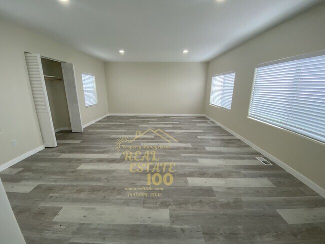 Foto del edificio - 3429 NW Jetty Ave