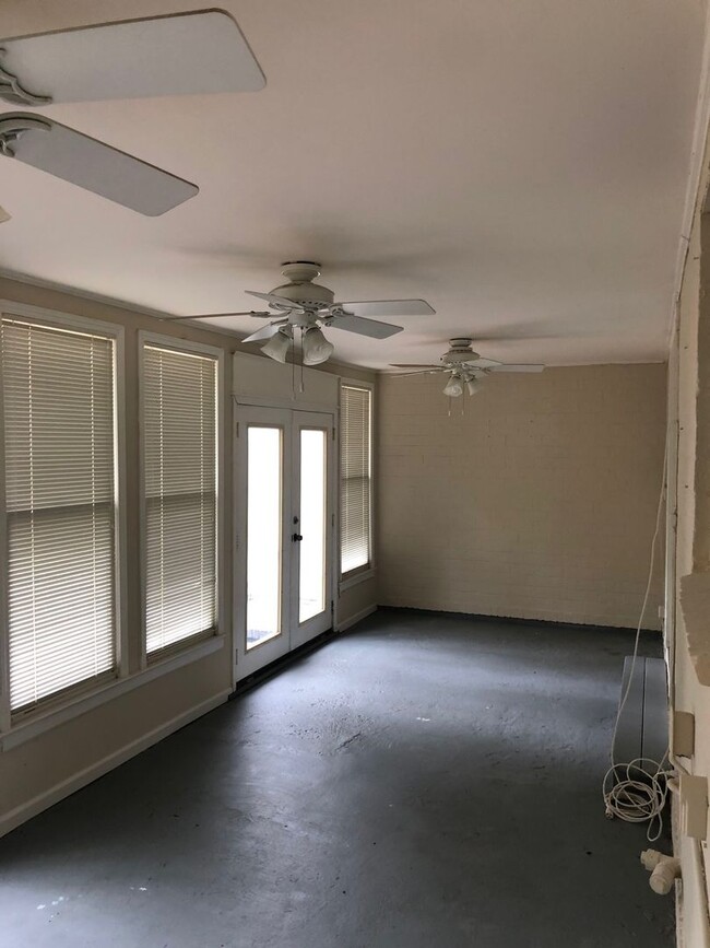 Building Photo - Great Emory Area Rental