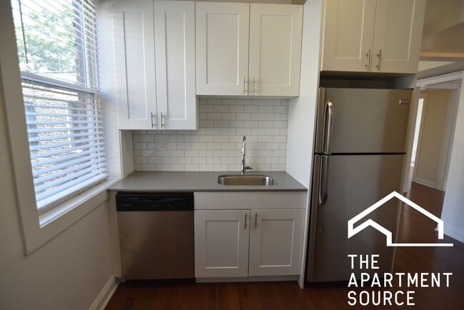 Foto del edificio - 3804 N Pine Grove Ave