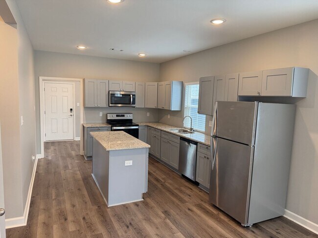 Building Photo - 3 Bed 3 Bath Home