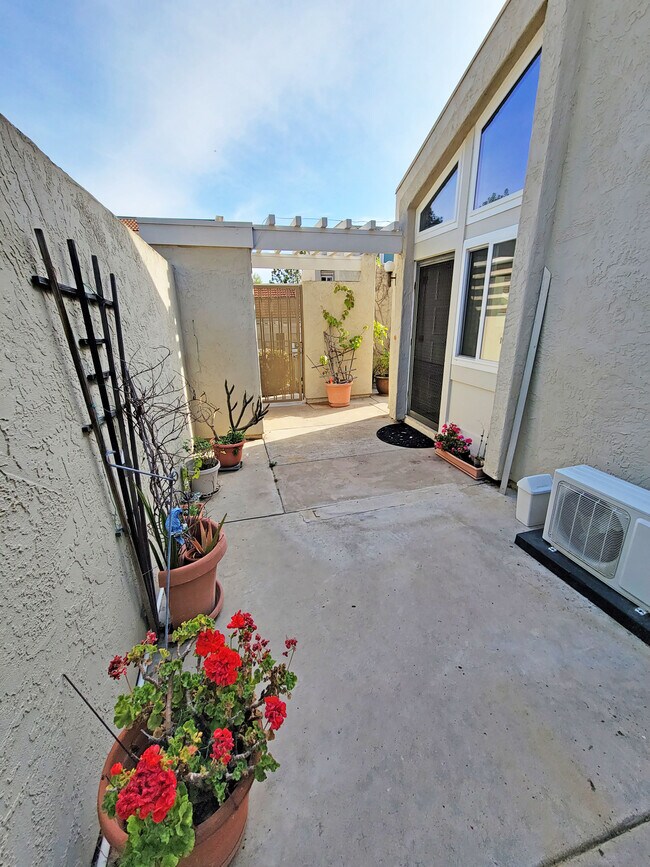 Building Photo - 6260 Caminito Araya