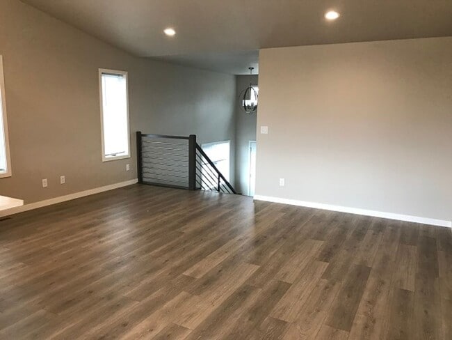 Building Photo - 4 Bed 2 Bath Single Family Home