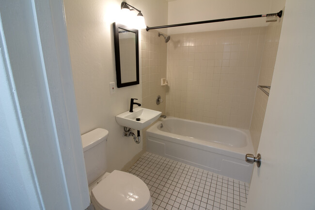 Full Bath in the hallway - 67 Lausanne Ave