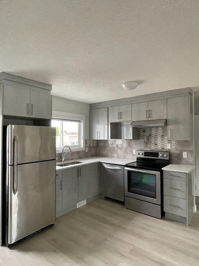 Building Photo - 3.0 bedroom in Edmonton Alberta T6L 2S6