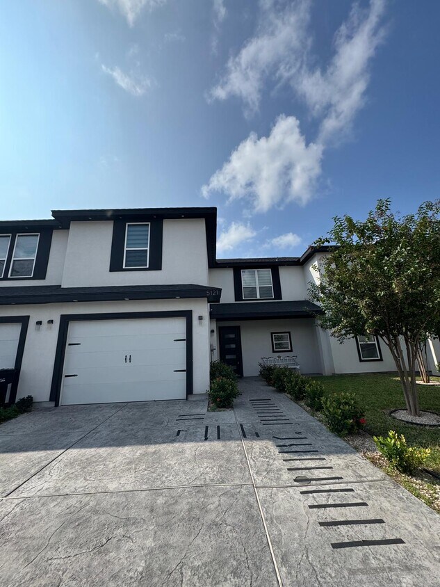 Foto principal - 5121 Sequoia Ave