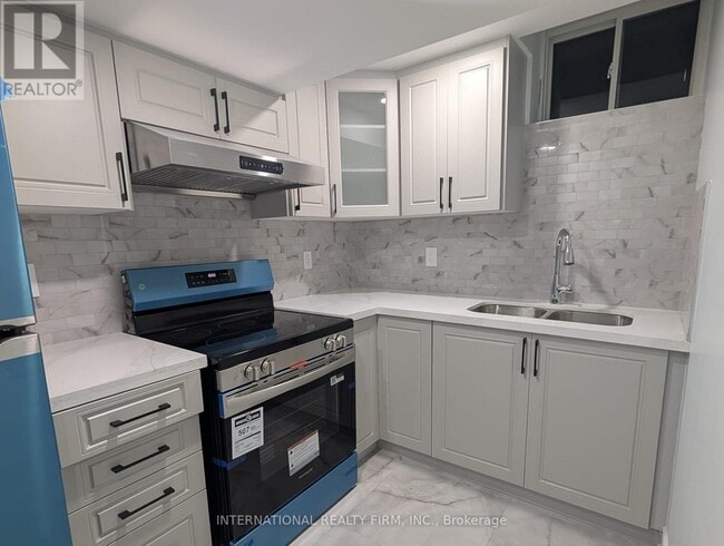 Building Photo - 75 Bulmer Crescent