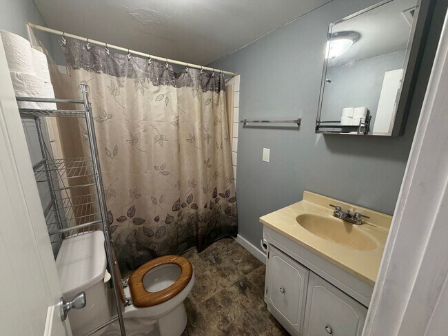 Building Photo - 2 Bed/1 bath House on 2 Acres!