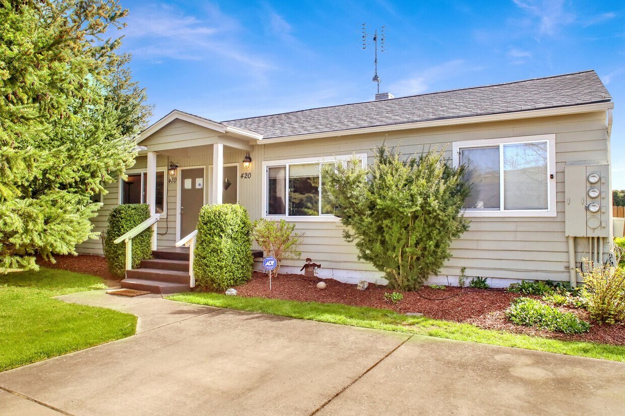 Primary Photo - 2 Bd 1 Ba Duplex with fenced yard in Beaut...