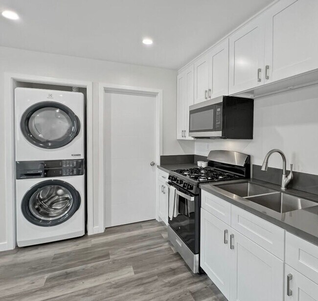 Building Photo - Peaceful 1 Bedroom Garden-Level Apartment ...