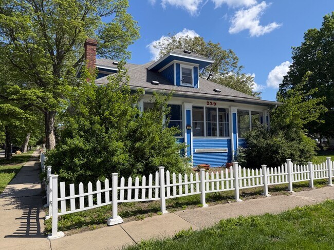 Building Photo - 229 W Allen St