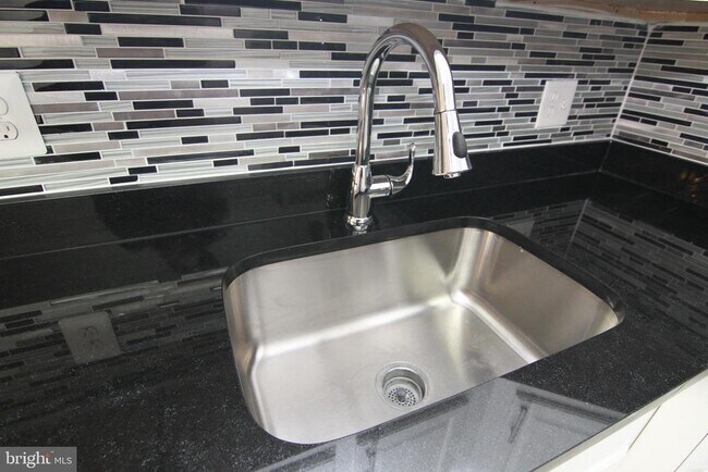 Foto del edificio - 9008 Sandalwood Dr