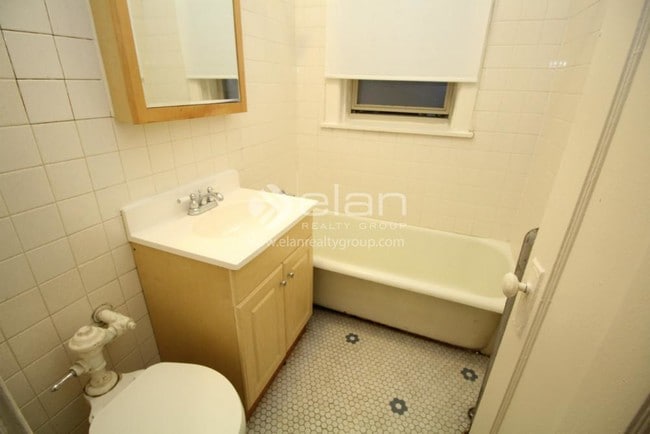 Building Photo - 517 W Brompton Ave