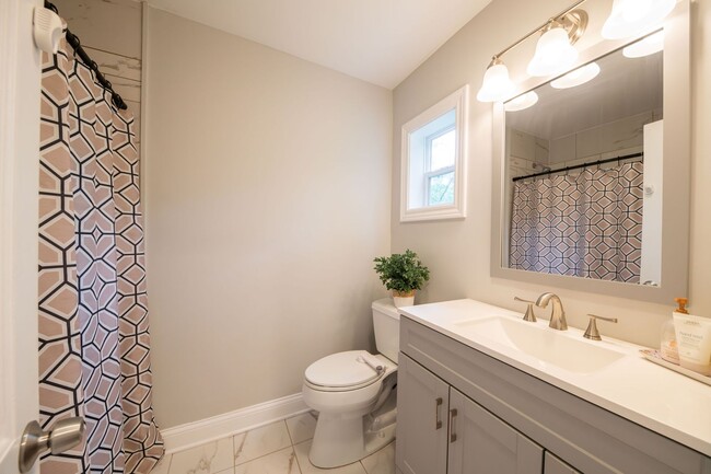 Building Photo - Fantastic and updated 4 bedroom home in Au...