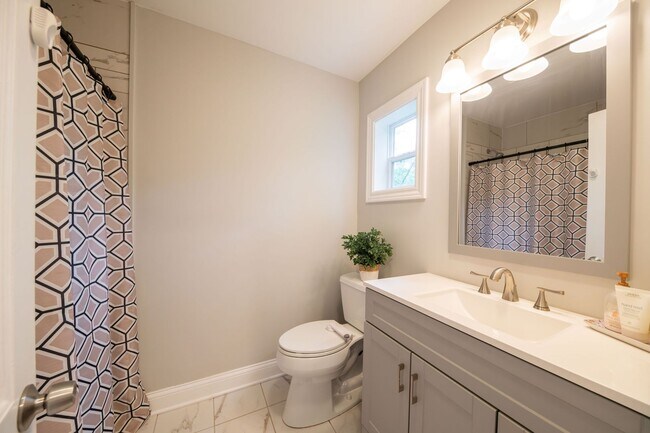 Foto del edificio - Fantastic and updated 4 bedroom home in Au...