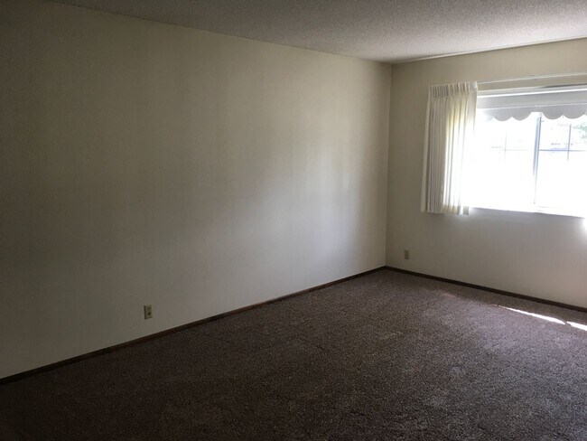 Foto del edificio - 3 Bedroom Home Redding on Corner Lot