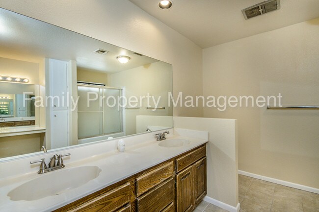 Building Photo - 804 Glen Abbey Cir