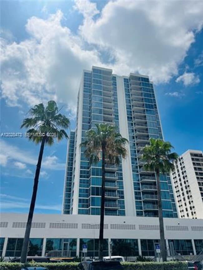 Building Photo - 2655 Collins Ave