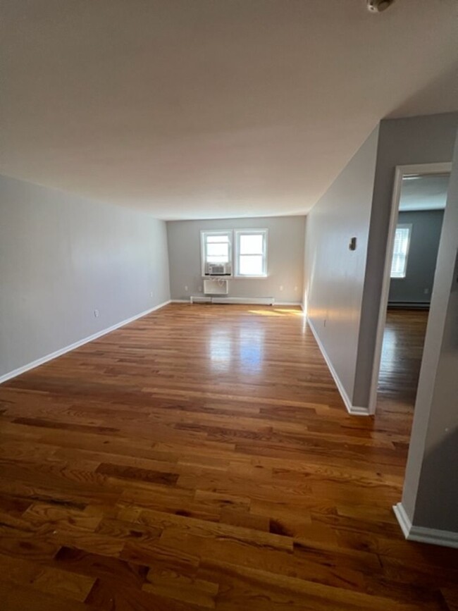 Building Photo - Renovated large 1 BR in heart of downtown ...