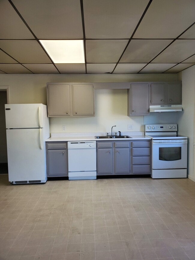 Building Photo - 201 Maple Ave