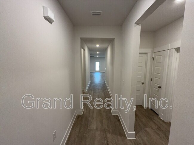 Foto del edificio - 5869 Danbury Blvd