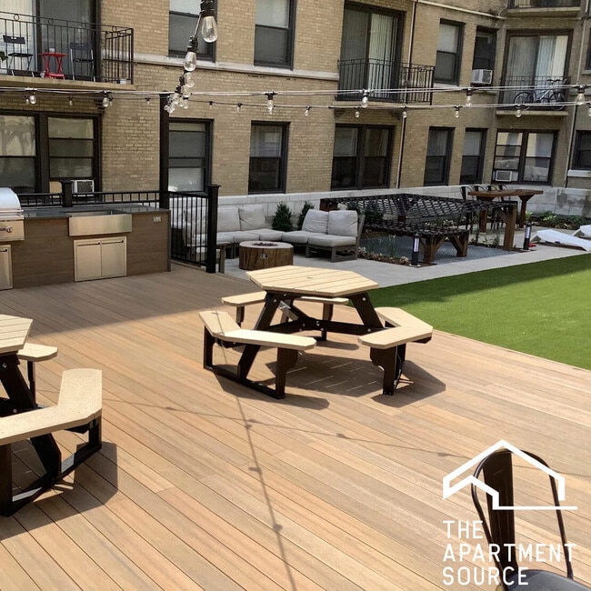 Building Photo - 4242 N Sheridan Rd