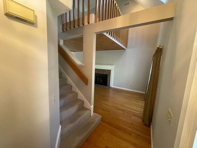 Building Photo - Beautiful 2 Bedroom Townhouse