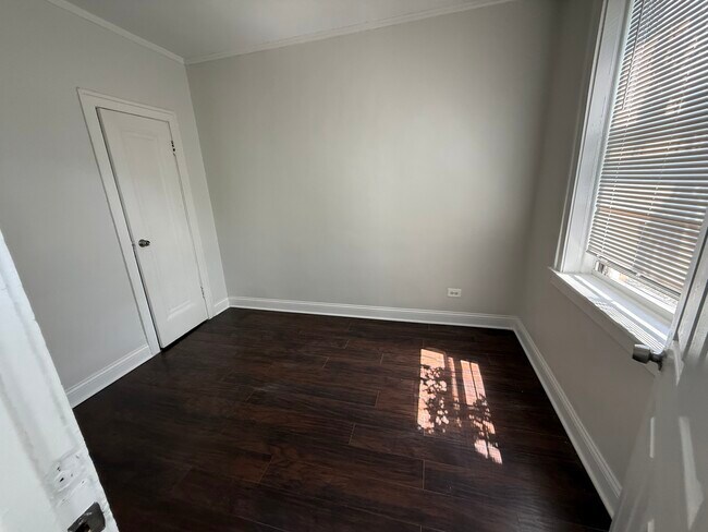 Foto del edificio - 3420 W Irving Park Rd