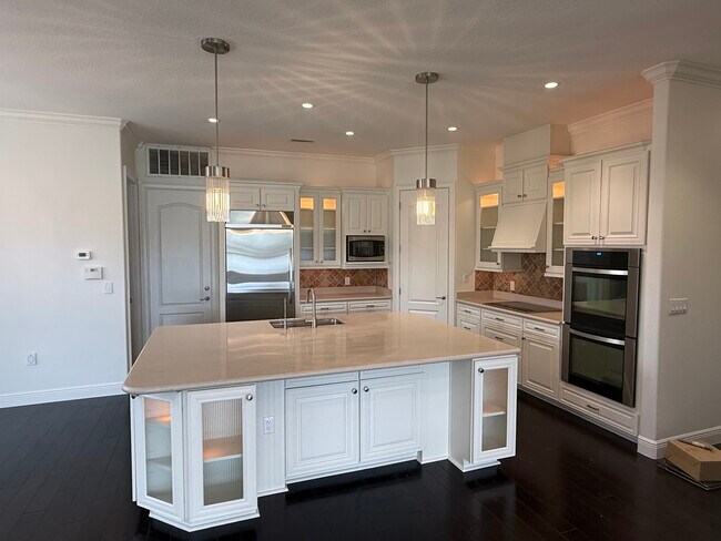 Building Photo - 3900 Lake Sarah Dr