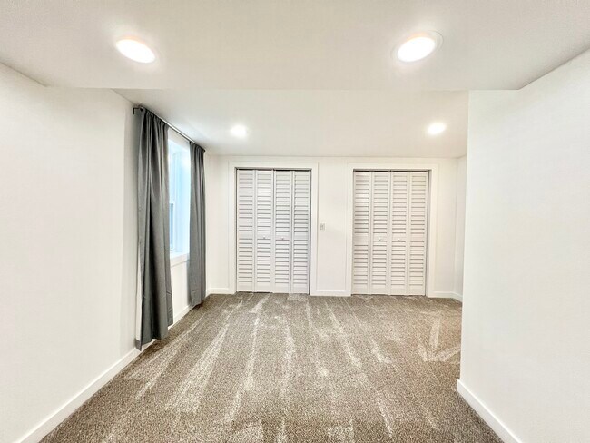 Building Photo - 4316 Sandhill Dr