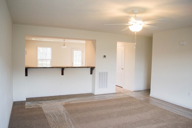 Building Photo - 6858 Village Green Dr